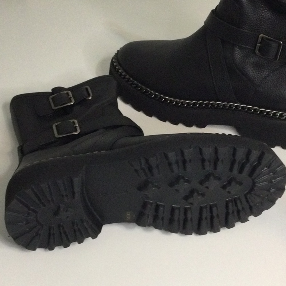 NEW. Leather ankle boots with chains. - Picture 2 of 6